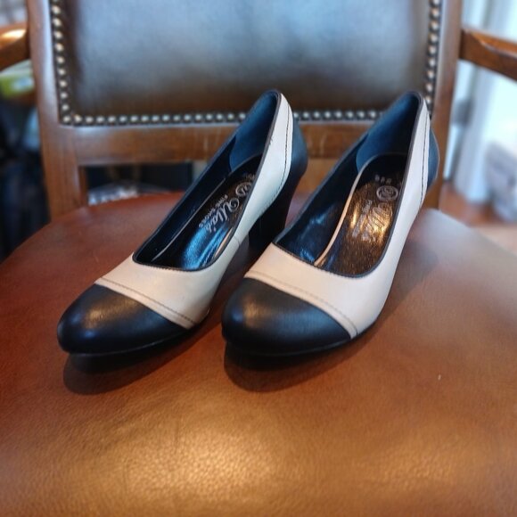 Stout heeled pumps in taupe and black leather. - Picture 3 of 5